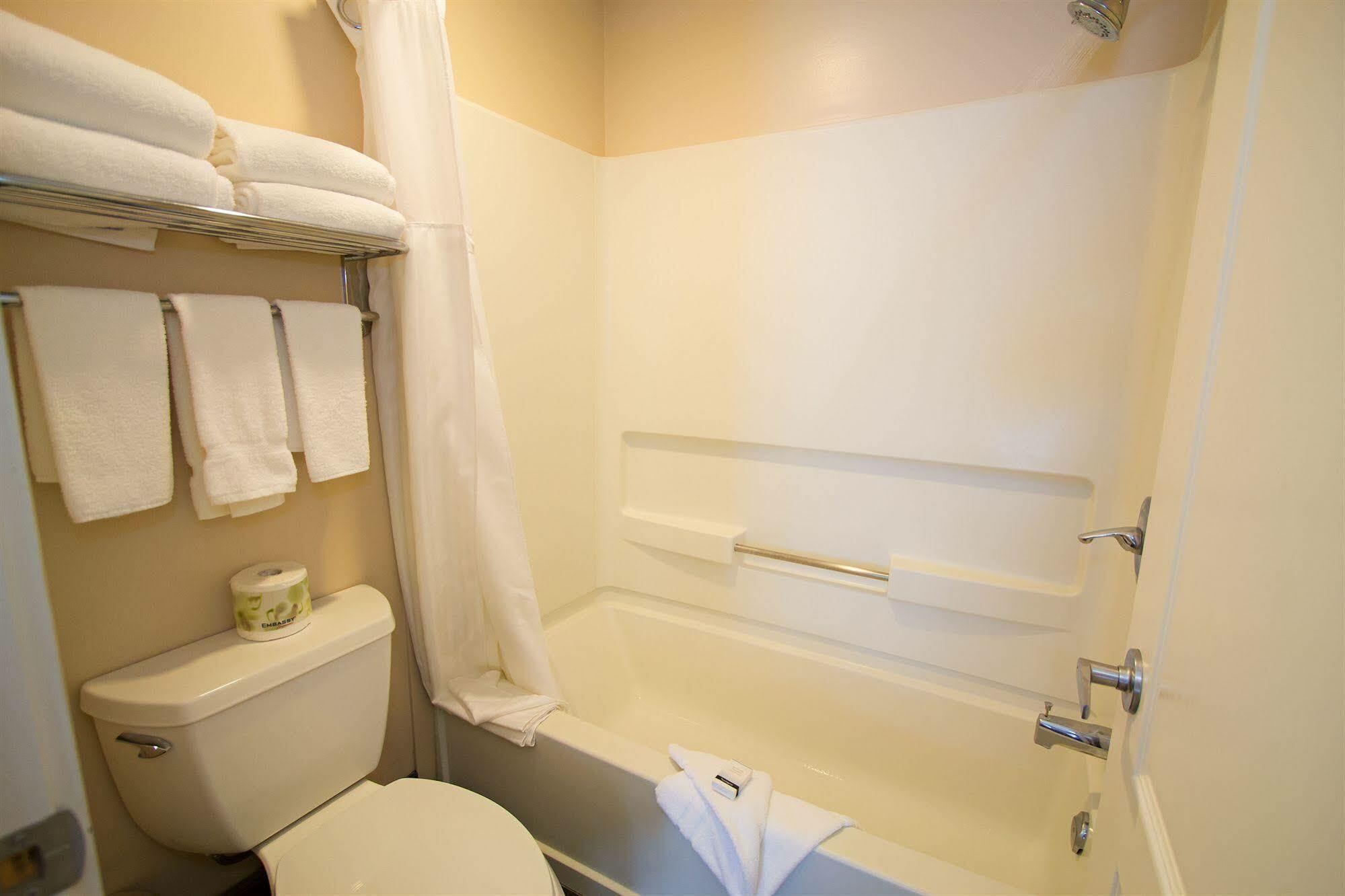 Glenwood Inn & Suites Trail ภายนอก รูปภาพ