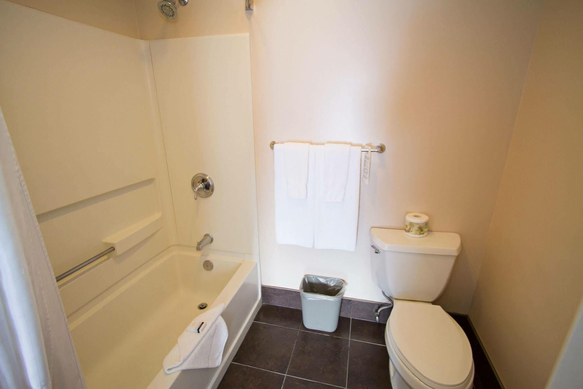 Glenwood Inn & Suites Trail ภายนอก รูปภาพ